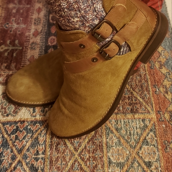 Levi's Nubuck Leather Booties - Picture 6 of 6
